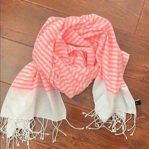 Scarf with fringe, white with bright pink stripes